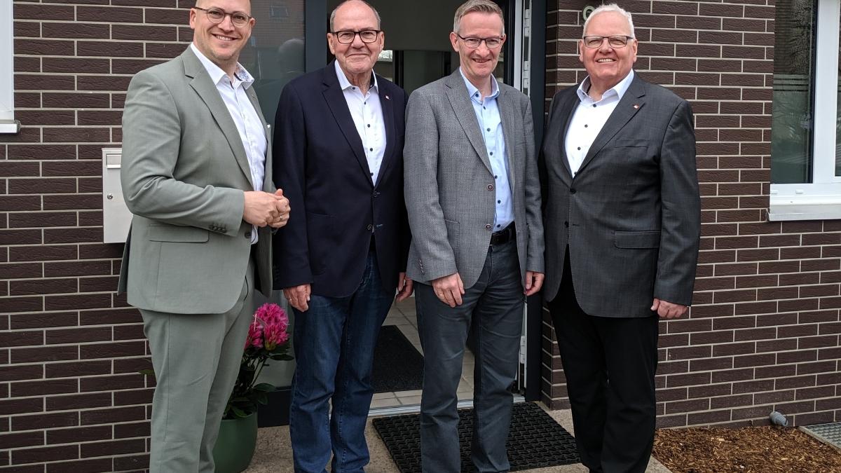 V.l.n.r.: Torsten Heerz, zukünftiger Vorstandsvorsitzende des SKM Rhein-Erft, Gerd Roß, noch Vorstandsvorsitzender des SKM Rhein-Erft, Thomas Hoyer, Vorstandsvorsitzender der CaritasStiftung im Erzbistum Köln, Christian Schumacher.