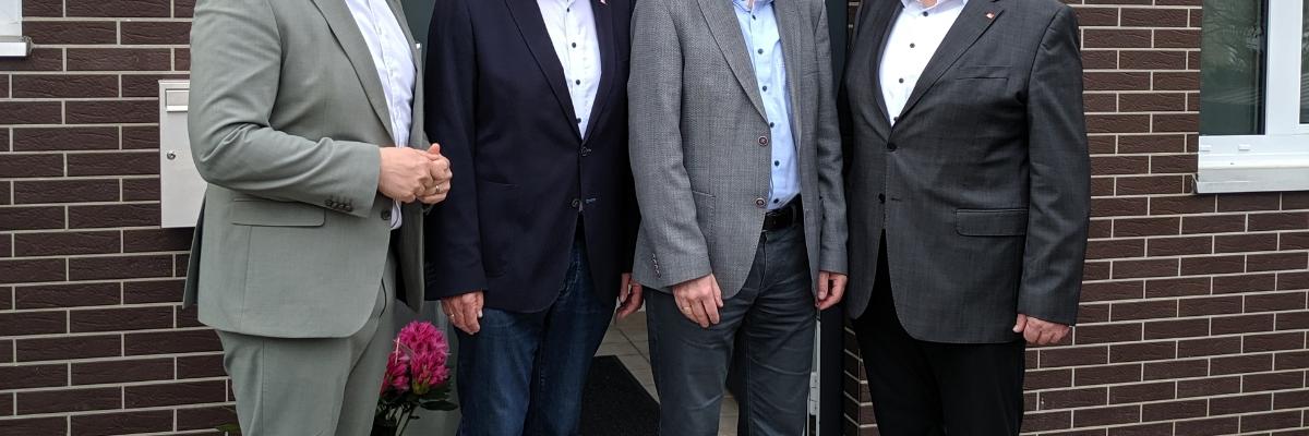 V.l.n.r.: Torsten Heerz, zukünftiger Vorstandsvorsitzende des SKM Rhein-Erft, Gerd Roß, noch Vorstandsvorsitzender des SKM Rhein-Erft, Thomas Hoyer, Vorstandsvorsitzender der CaritasStiftung im Erzbistum Köln, Christian Schumacher.