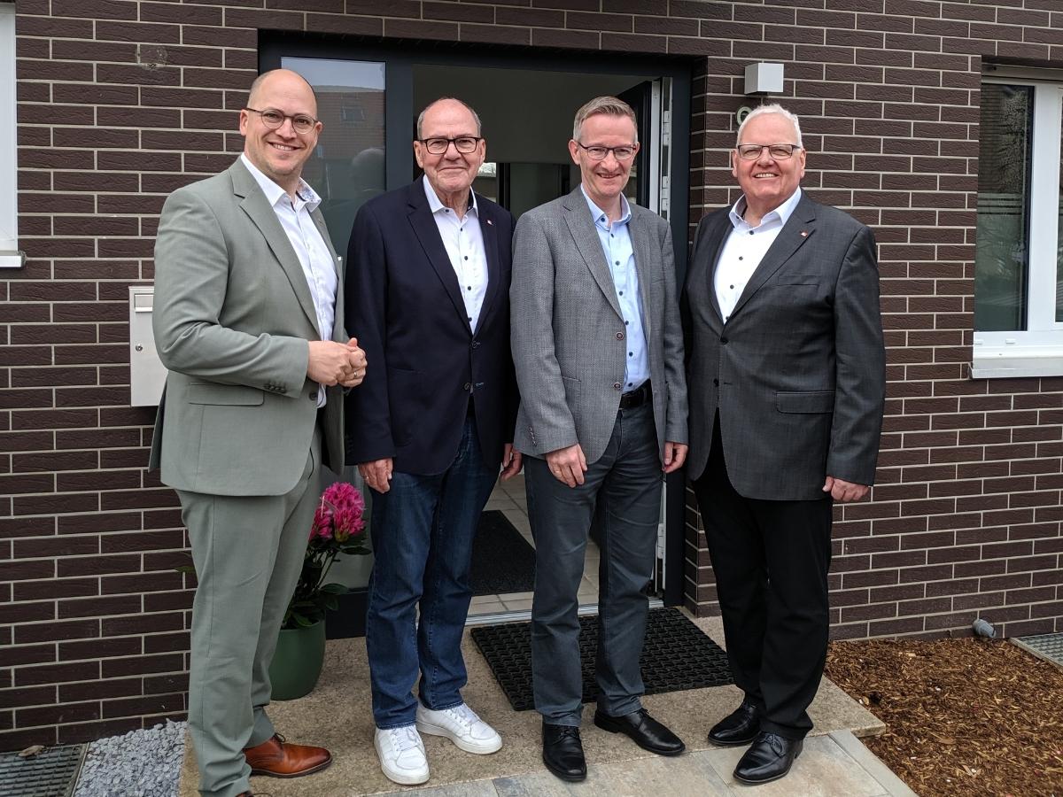 V.l.n.r.: Torsten Heerz, zukünftiger Vorstandsvorsitzende des SKM Rhein-Erft, Gerd Roß, noch Vorstandsvorsitzender des SKM Rhein-Erft, Thomas Hoyer, Vorstandsvorsitzender der CaritasStiftung im Erzbistum Köln, Christian Schumacher.
