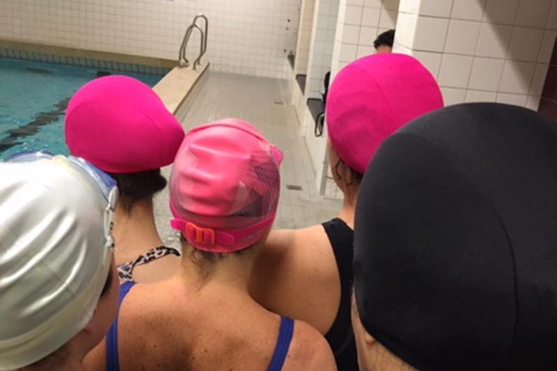Frauen mit Badekappe
