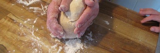 Für viele Kinder und Jugendliche aus dem Autismus-Spektrum ist der Weg zu mehr Selbstständigkeit mit besonderen Herausforderungen verbunden. Gerade alltägliche Situationen, die für andere selbstverständlich wirken, brauchen oft Übung, Struktur und verlässliche Begleitung. Genau hier setzt das neue Küchenprojekt im ATZ Köln-Mülheim an.