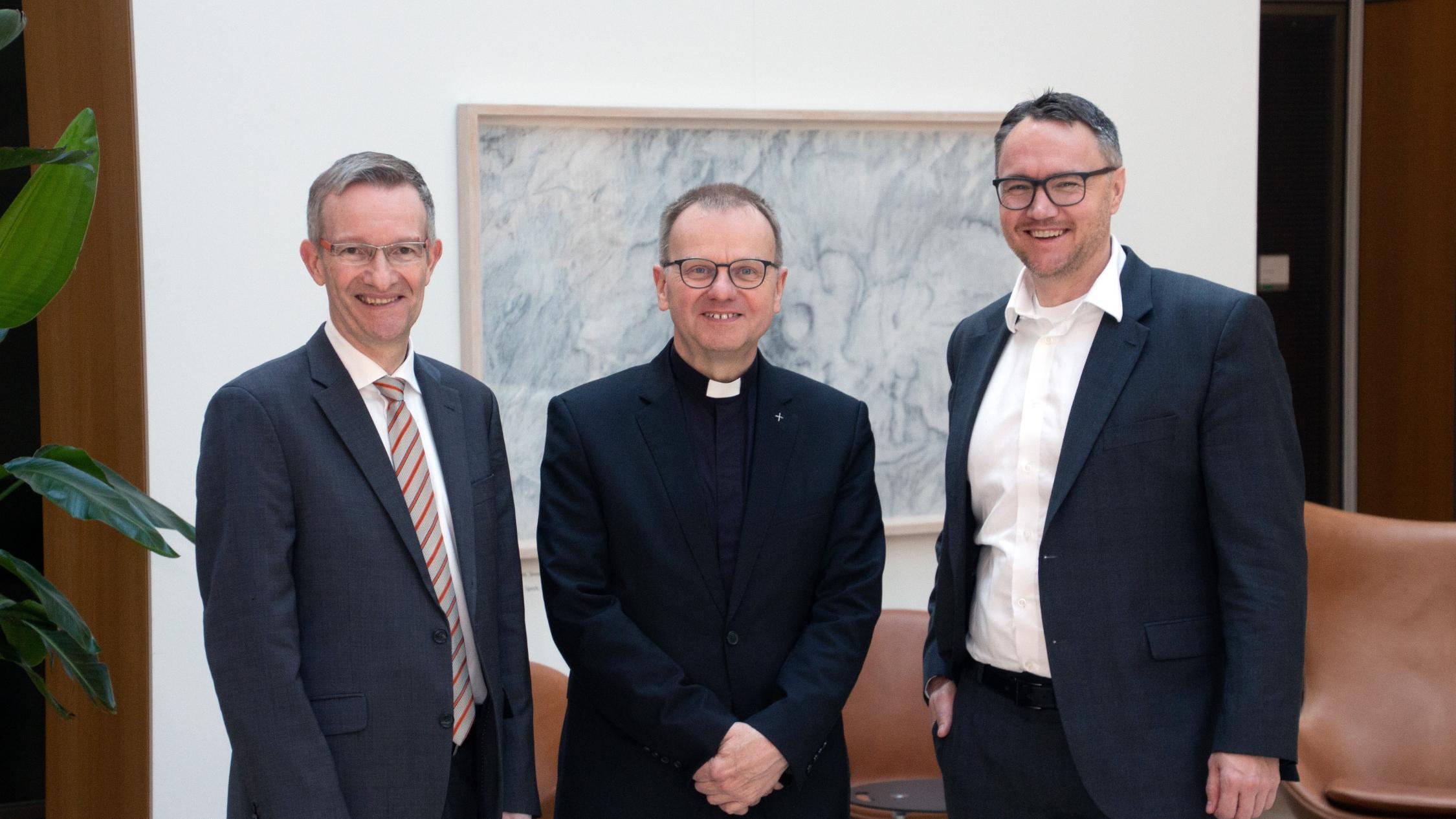 Thomas Hoyer (CaritasStiftung), Msgr. Dr. Michael Dörnemann und Dr. Sebastian Reichardt (Pax-Bank Stiftung)